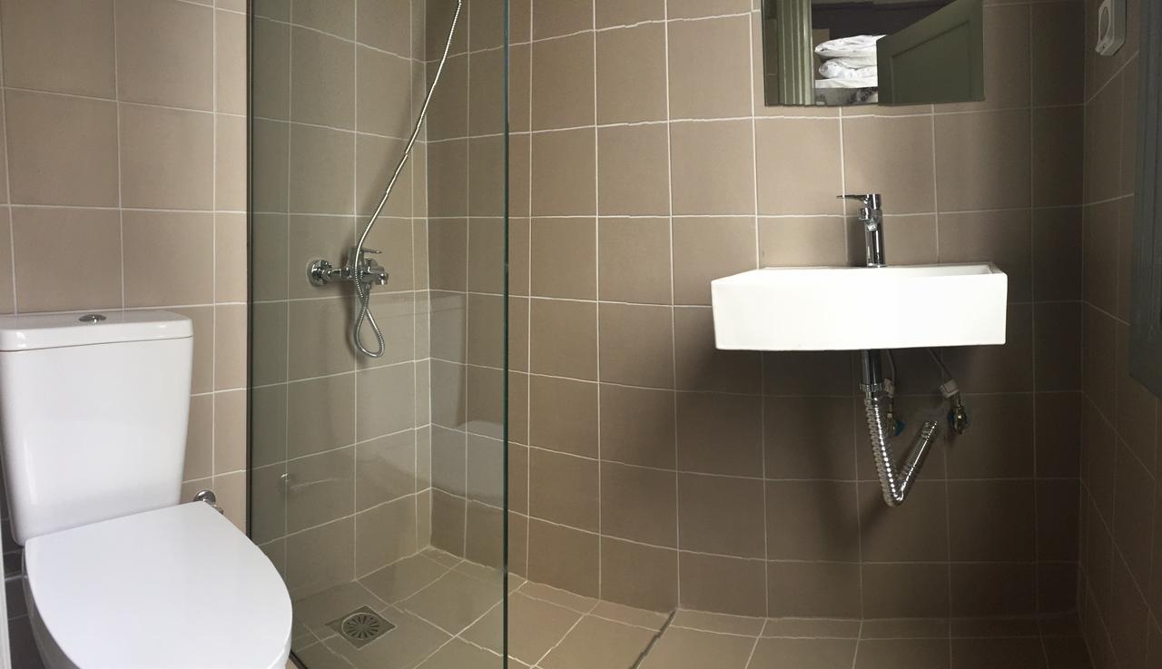 Bed 6-Bed Female Dormitory Room ensuite Bathroom